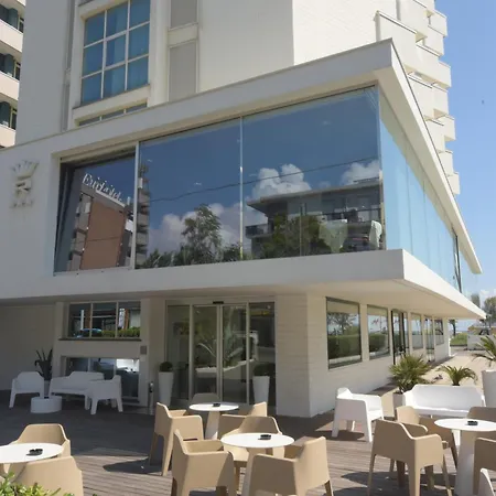 Regina Fronte Mare 3* רימיני